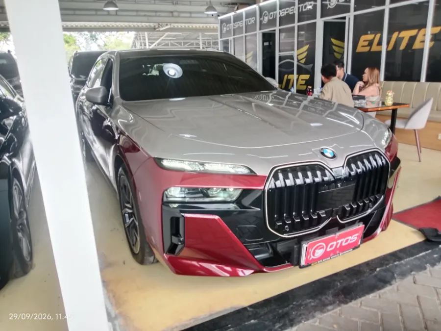 Foto Mobil Bekas Kanan Depan BMW 735i 3.0 Limousine tahun 2024