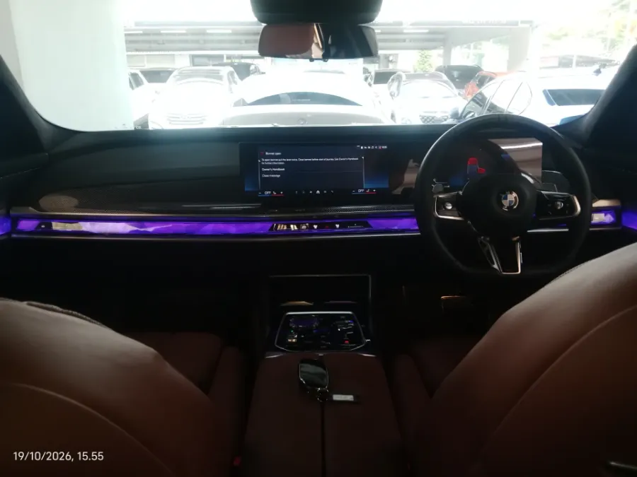 Foto Mobil Bekas Dashboard BMW 735i 3.0 Limousine tahun 2025