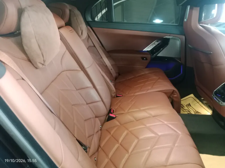 Foto Mobil Bekas Kabin Belakang BMW 735i 3.0 Limousine tahun 2025