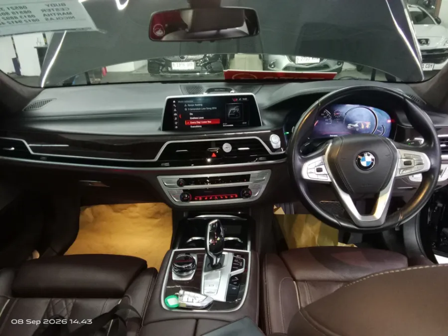 Foto Mobil Bekas Dashboard BMW 740Li 3.0 tahun 2019