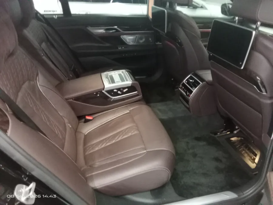 Foto Mobil Bekas Kabin Belakang BMW 740Li 3.0 tahun 2019