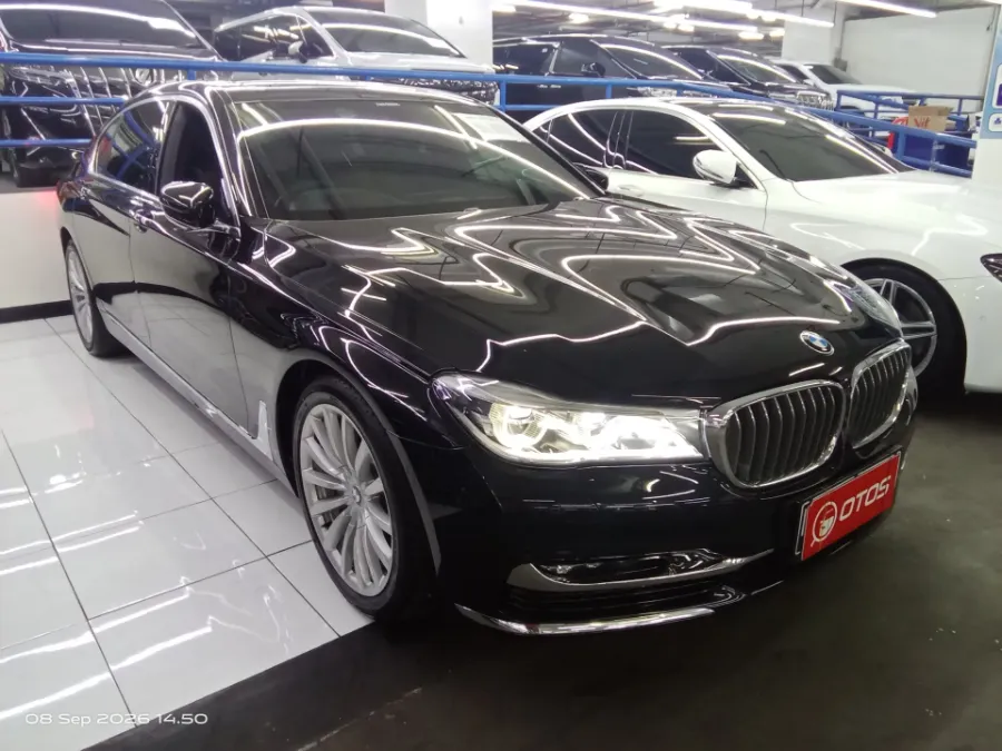 Foto Mobil Bekas Kanan Depan BMW 740Li 3.0 tahun 2019