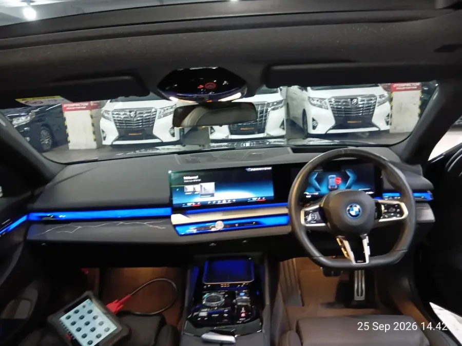 Foto Mobil Bekas Dashboard BMW i5 eDrive40 M Sport tahun 2024