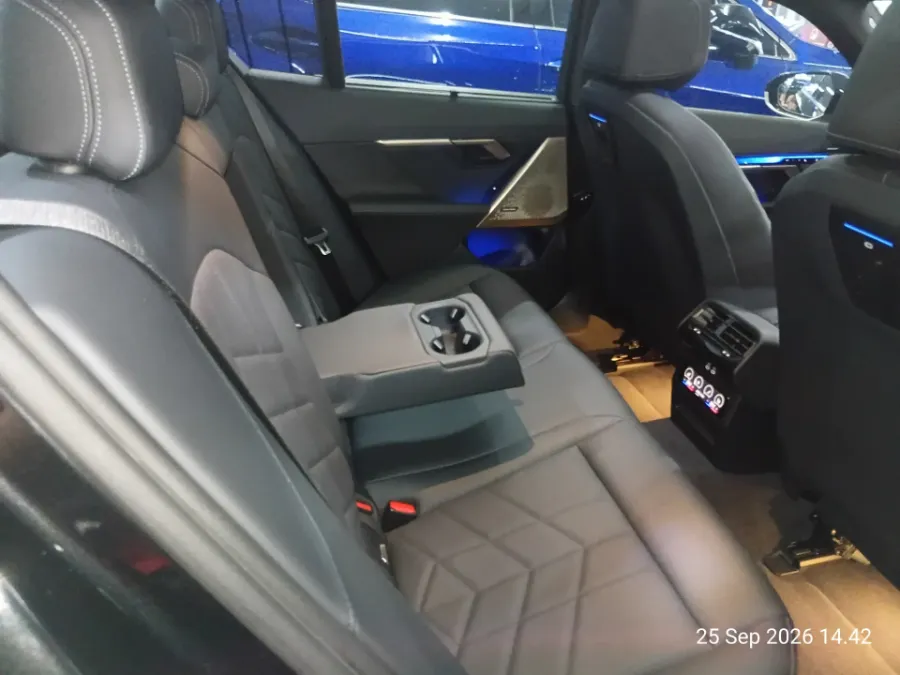 Foto Mobil Bekas Kabin Belakang BMW i5 eDrive40 M Sport tahun 2024