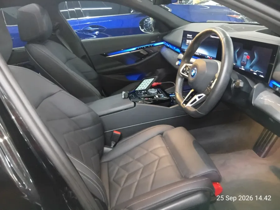 Foto Mobil Bekas Kabin Depan BMW i5 eDrive40 M Sport tahun 2024