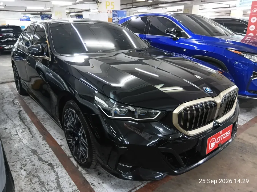 Foto Mobil Bekas Kanan Depan BMW i5 eDrive40 M Sport tahun 2024