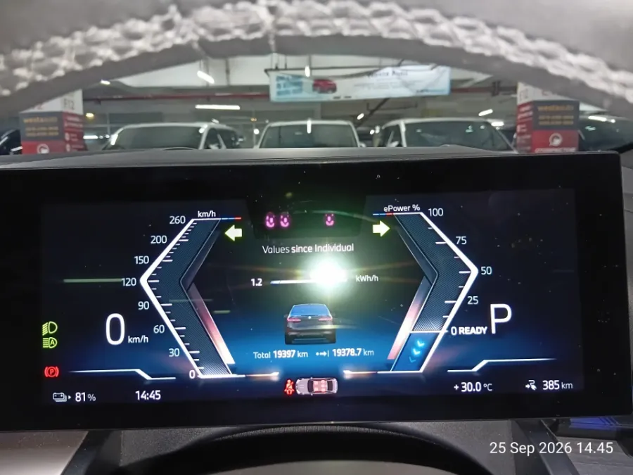 Foto Mobil Bekas Odometer BMW i5 eDrive40 M Sport tahun 2024