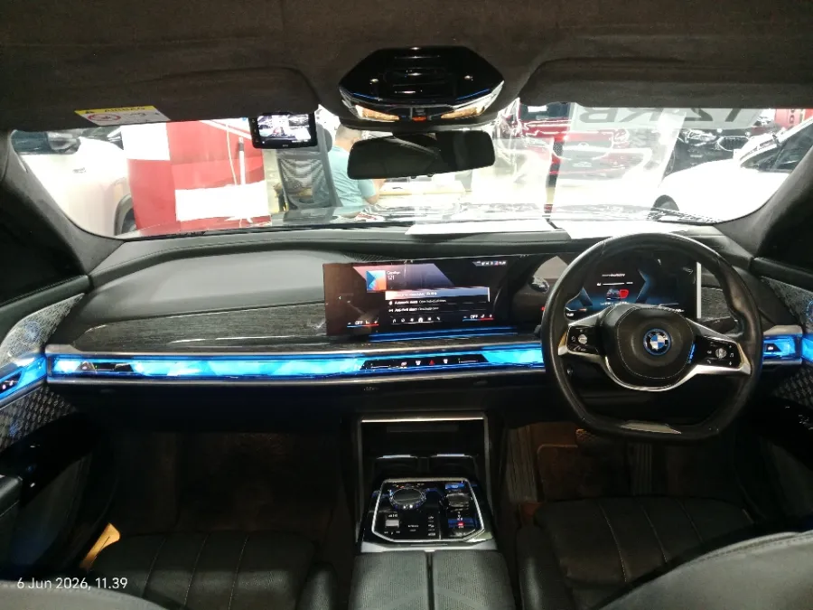 Foto Mobil Bekas Dashboard BMW i7 xDrive60 Gran Lusso tahun 2023