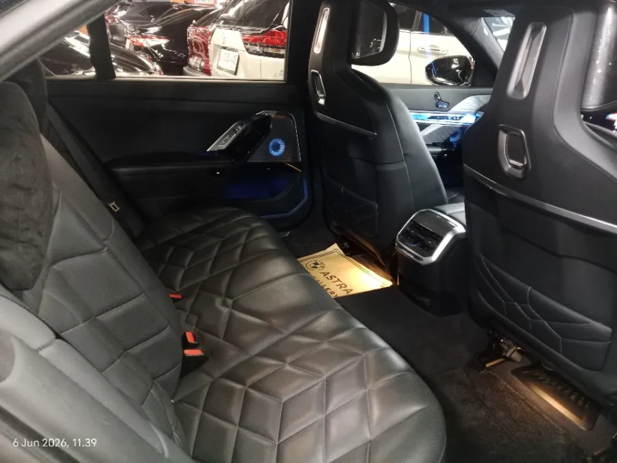 Foto Mobil Bekas Kabin Belakang BMW i7 xDrive60 Gran Lusso tahun 2023