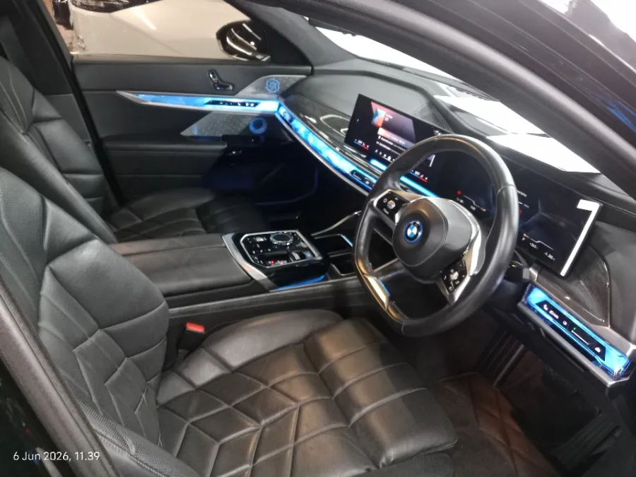 Foto Mobil Bekas Kabin Depan BMW i7 xDrive60 Gran Lusso tahun 2023