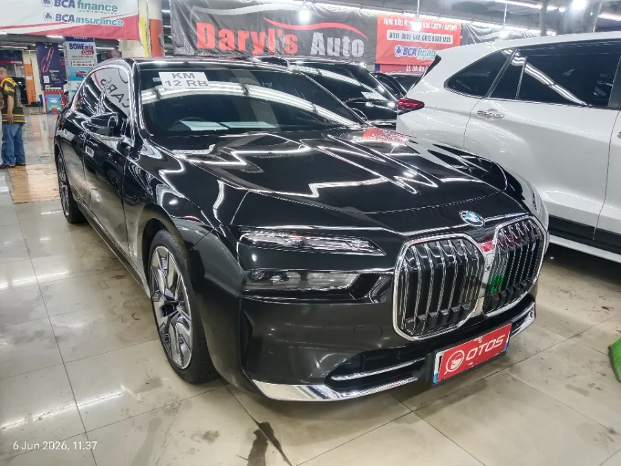 Foto Mobil Bekas Kanan Depan BMW i7 xDrive60 Gran Lusso tahun 2023
