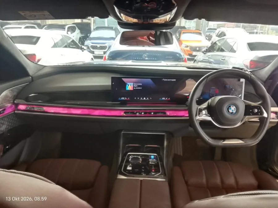 Foto Mobil Bekas Dashboard BMW i7 xDrive60 Gran Lusso tahun 2024