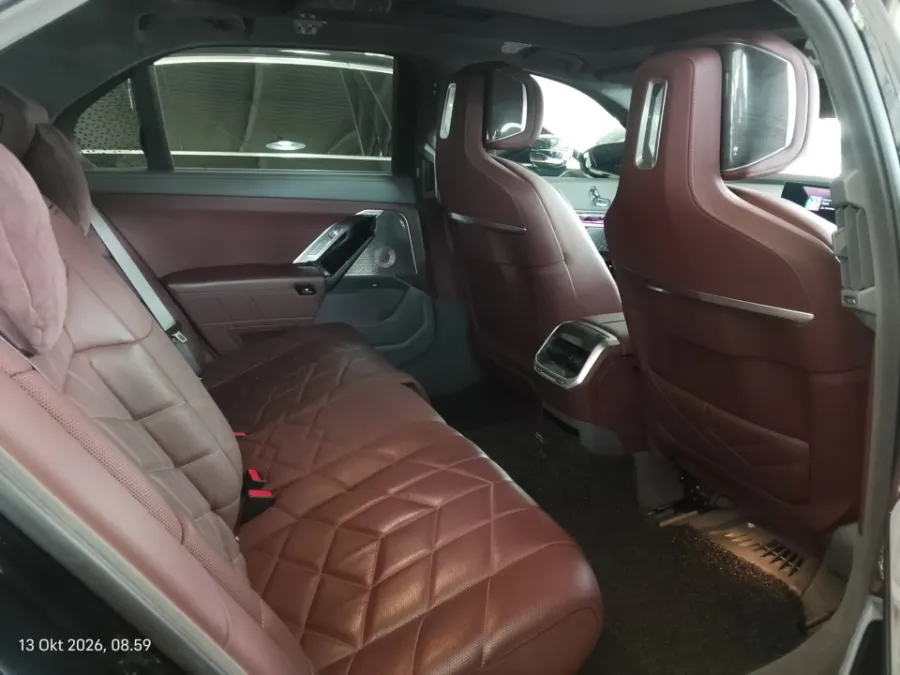 Foto Mobil Bekas Kabin Belakang BMW i7 xDrive60 Gran Lusso tahun 2024