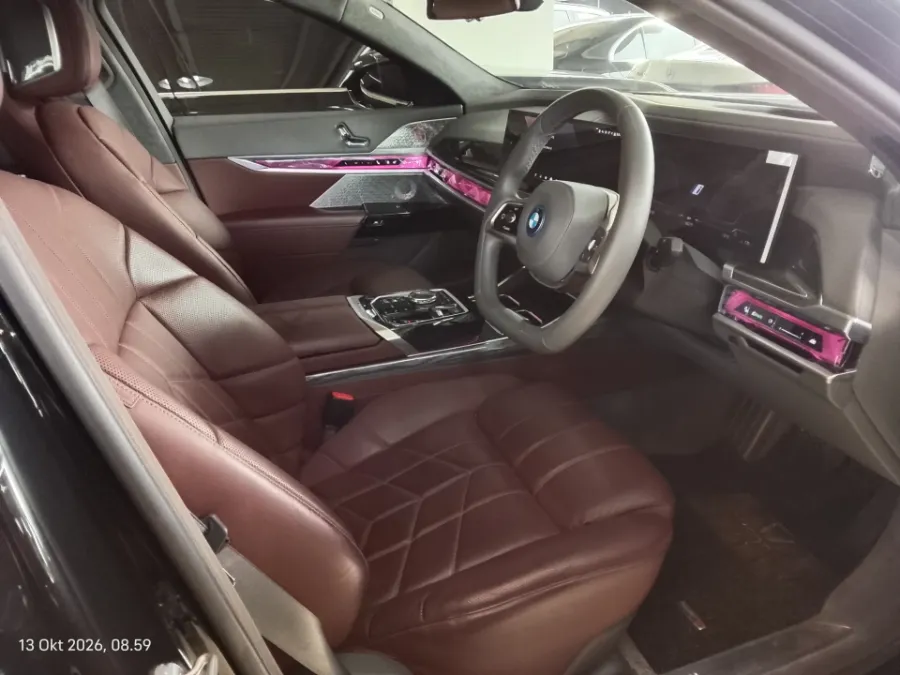 Foto Mobil Bekas Kabin Depan BMW i7 xDrive60 Gran Lusso tahun 2024