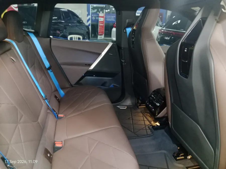 Foto Mobil Bekas Kabin Belakang BMW IX XDRIVE 40 tahun 2023