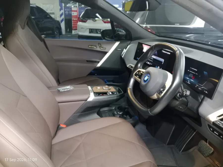 Foto Mobil Bekas Kabin Depan BMW IX XDRIVE 40 tahun 2023