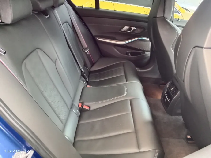 Foto Mobil Bekas Kabin Belakang BMW M3 3.0 tahun 2023