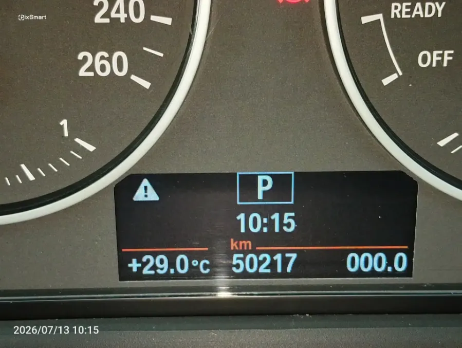 Foto Mobil Bekas Odometer BMW X1 1.5 tahun 2017