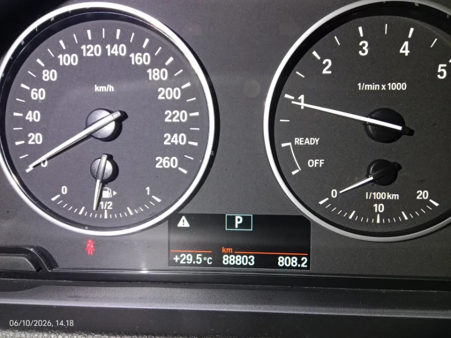Foto Mobil Bekas Odometer BMW X1 1.5 tahun 2017