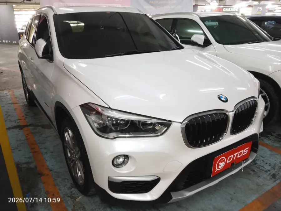 Foto Mobil Bekas Kanan Depan BMW X1 1.5 Sdrive18i tahun 2016