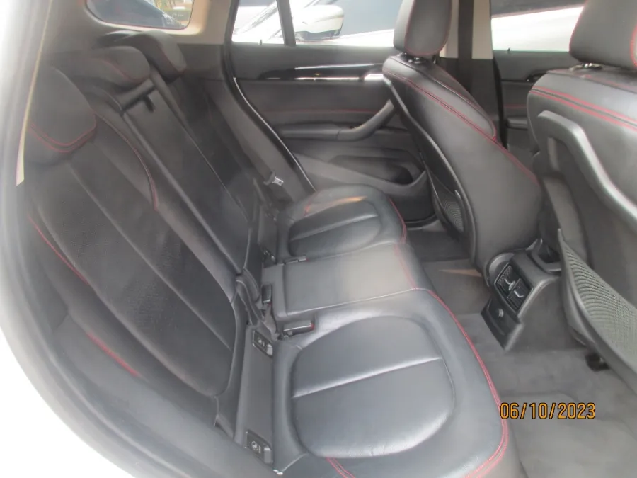 Foto Mobil Bekas Kabin Belakang BMW X1 1.5 Sdrive18i tahun 2017