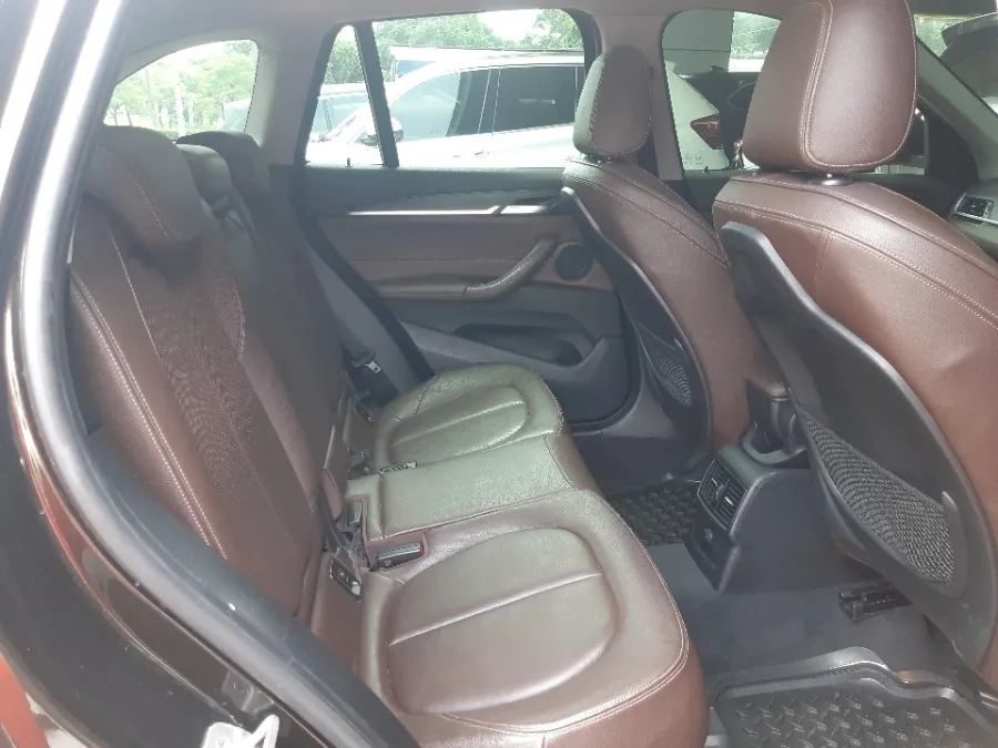 Foto Mobil Bekas Kabin Belakang BMW X1 1.5 Sdrive18i tahun 2017