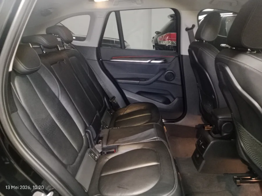 Foto Mobil Bekas Kabin Belakang BMW X1 1.5 Sdrive18i tahun 2017
