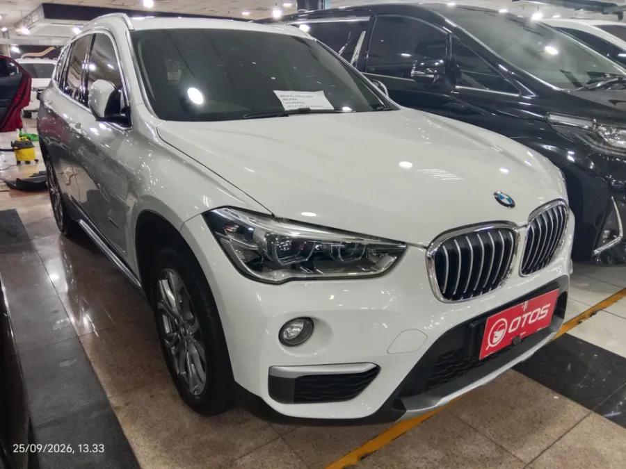 Foto Mobil Bekas Kanan Depan BMW X1 1.5 Sdrive18i tahun 2017