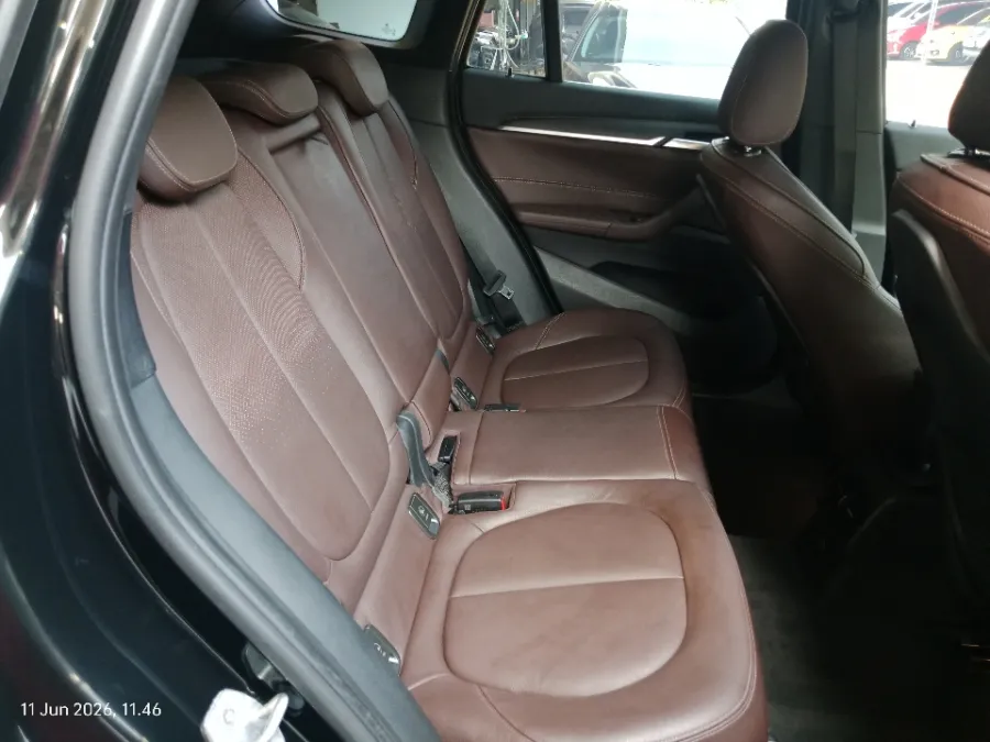 Foto Mobil Bekas Kabin Belakang BMW X1 1.5 Sdrive18i tahun 2018