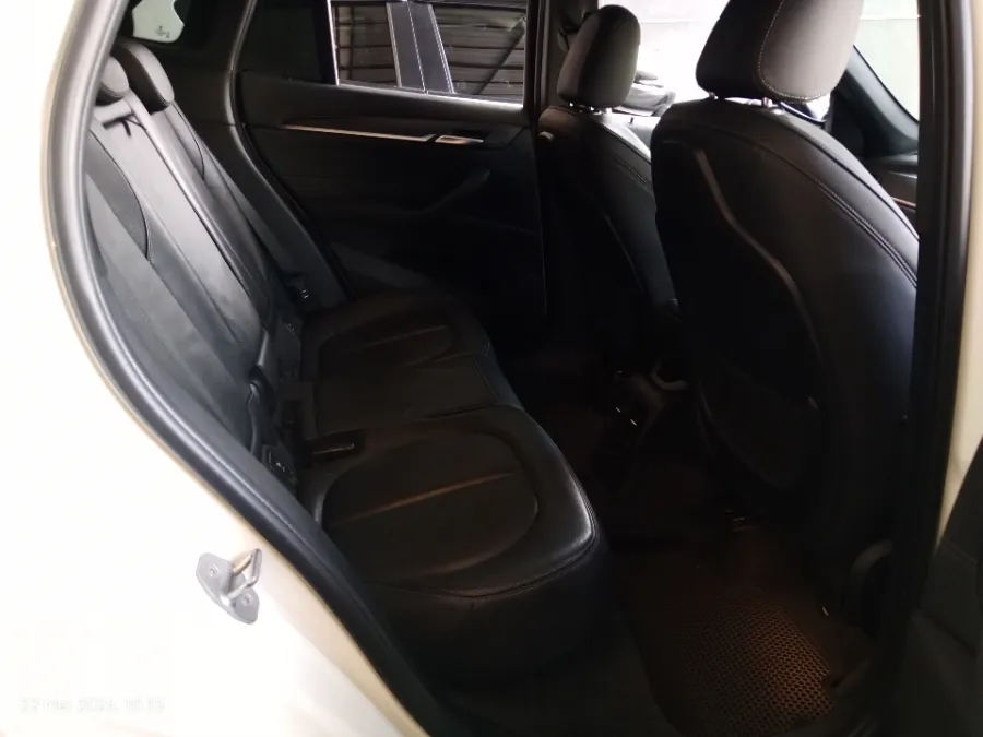 Foto Mobil Bekas Kabin Belakang BMW X1 1.5 Sdrive18i tahun 2019
