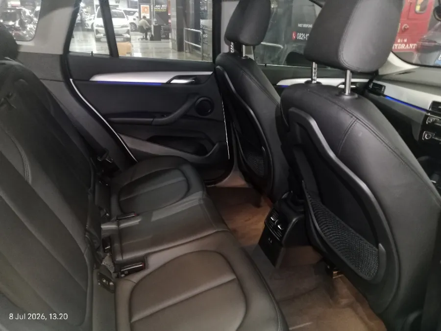 Foto Mobil Bekas Kabin Belakang BMW X1 1.5 Sdrive18i tahun 2021