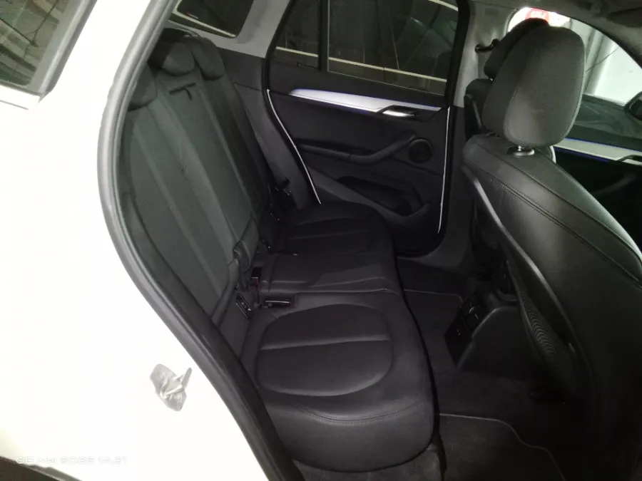 Foto Mobil Bekas Kabin Belakang BMW X1 1.5 Sdrive18i tahun 2021