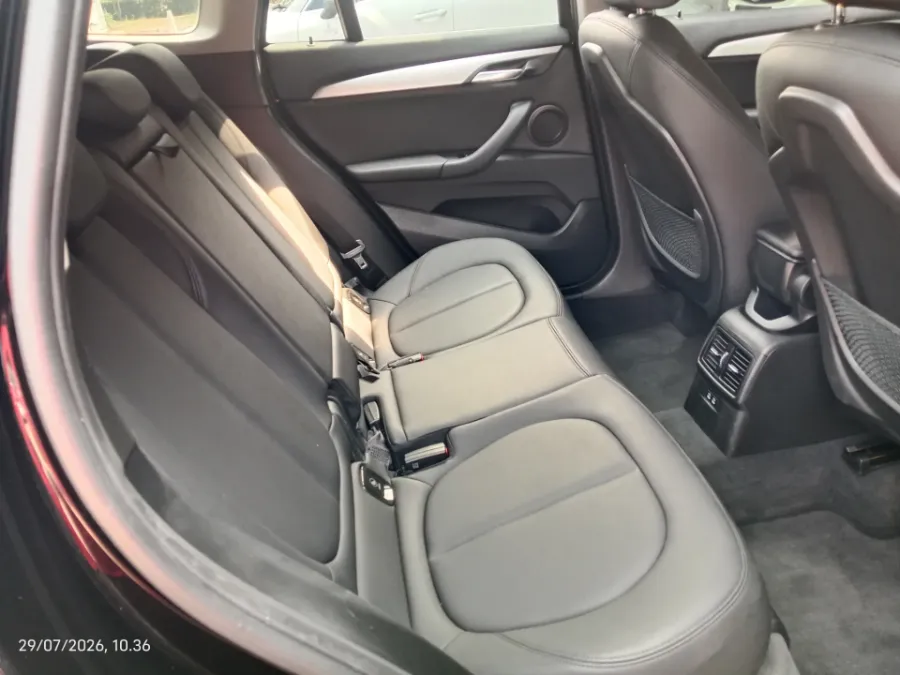 Foto Mobil Bekas Kabin Belakang BMW X1 1.5 Sdrive18i tahun 2021