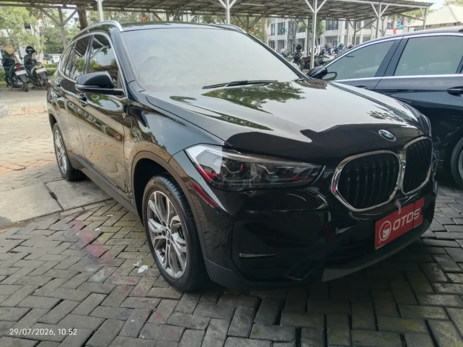 Foto Mobil Bekas Kanan Depan BMW X1 1.5 Sdrive18i tahun 2021