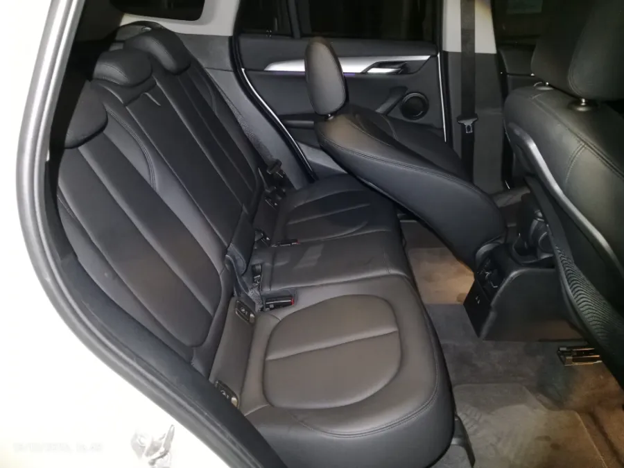 Foto Mobil Bekas Kabin Belakang BMW X1 1.5 Sdrive18i tahun 2022