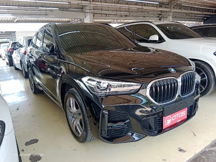 Foto Mobil Bekas Kanan Depan BMW X1 1.5 Sdrive18i tahun 2022