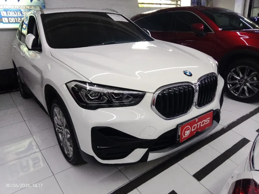 Foto Mobil Bekas Kanan Depan BMW X1 1.5 Sdrive18i tahun 2022