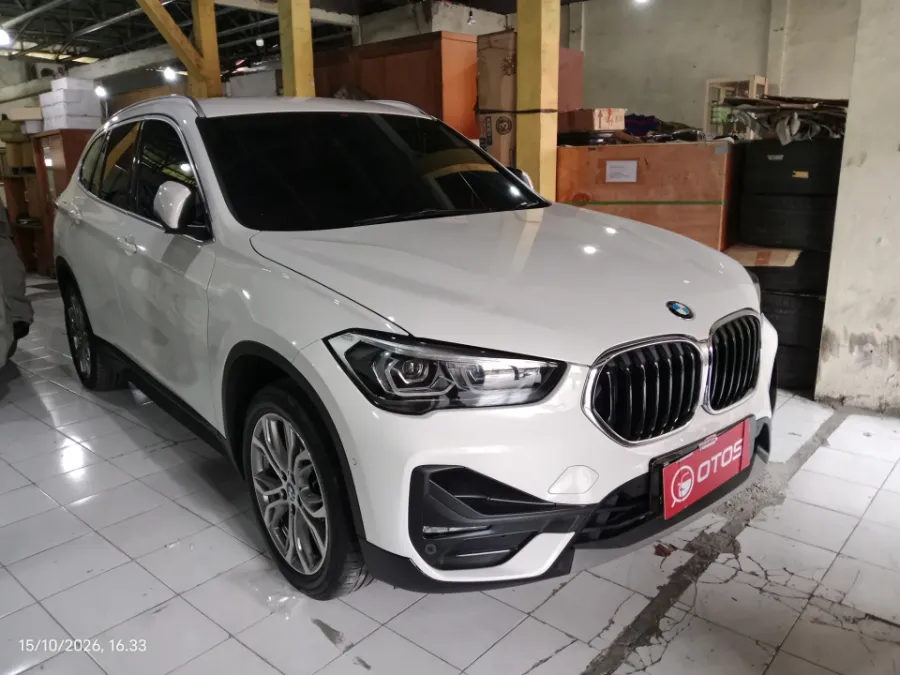 Foto Mobil Bekas Kanan Depan BMW X1 1.5 Sdrive18i tahun 2022