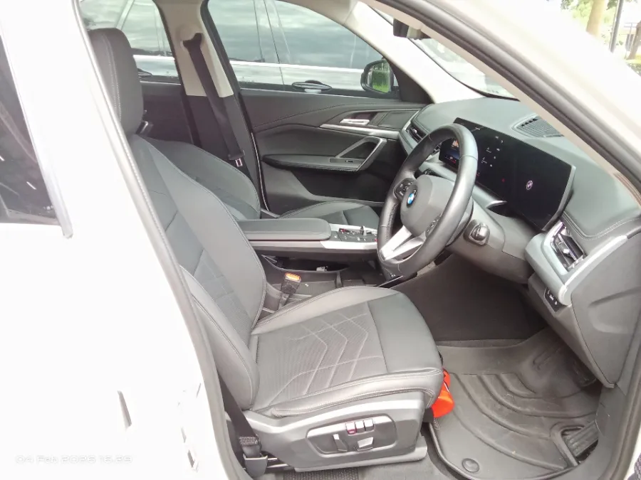 Foto Mobil Bekas Kabin Depan BMW X1 1.5 Sdrive18i tahun 2024
