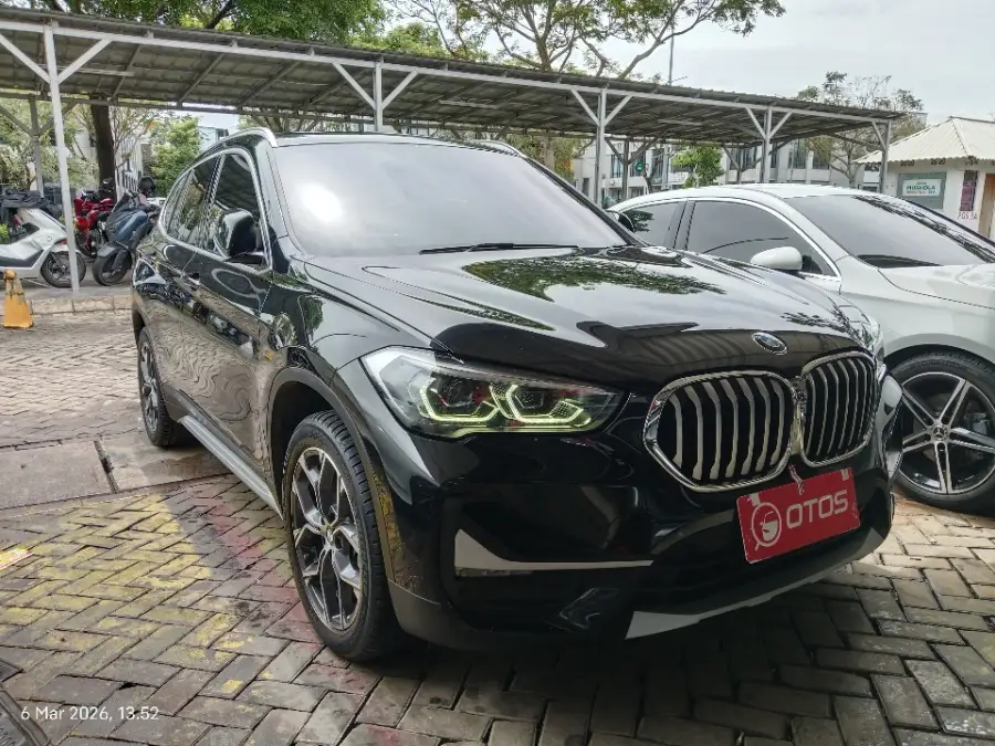 Foto Mobil Bekas Kanan Depan BMW X1 1.5 Sdrive18i Xline tahun 2021