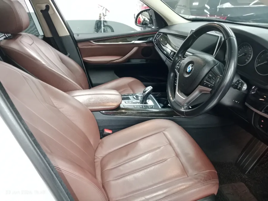 Foto Mobil Bekas Kabin Depan BMW X5 3.0 tahun 2015