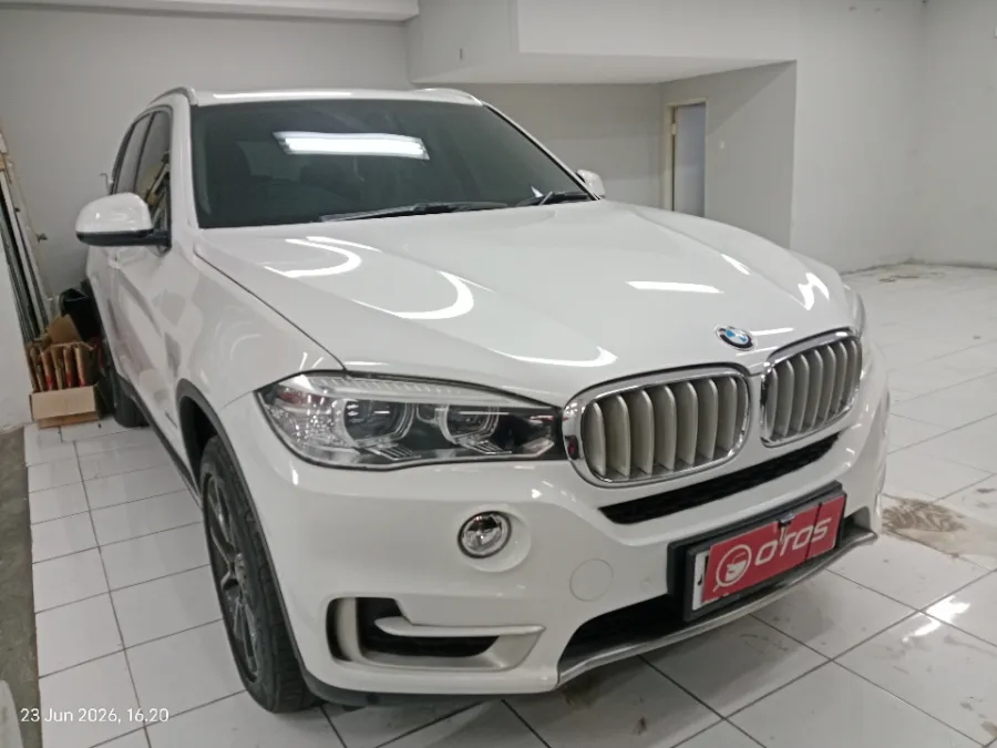 Foto Mobil Bekas Kanan Depan BMW X5 3.0 tahun 2015