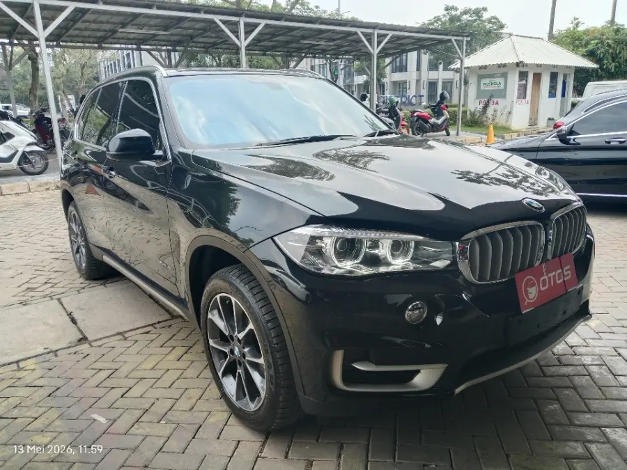 Foto Mobil Bekas Kanan Depan BMW X5 3.0 Xdrive35i Executive tahun 2018