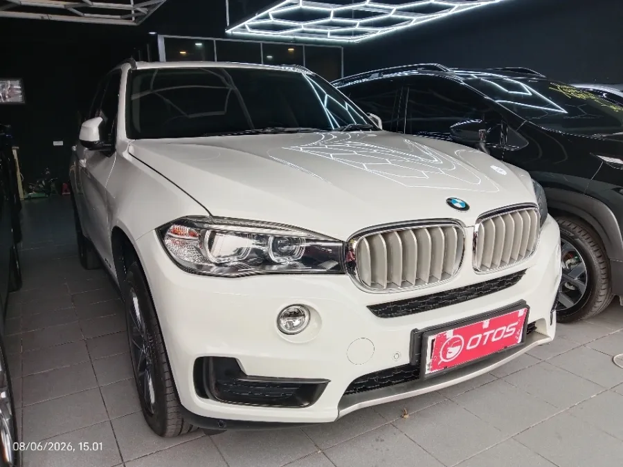 Foto Mobil Bekas Kanan Depan BMW X5 3.0 Xdrive35i Xline tahun 2017