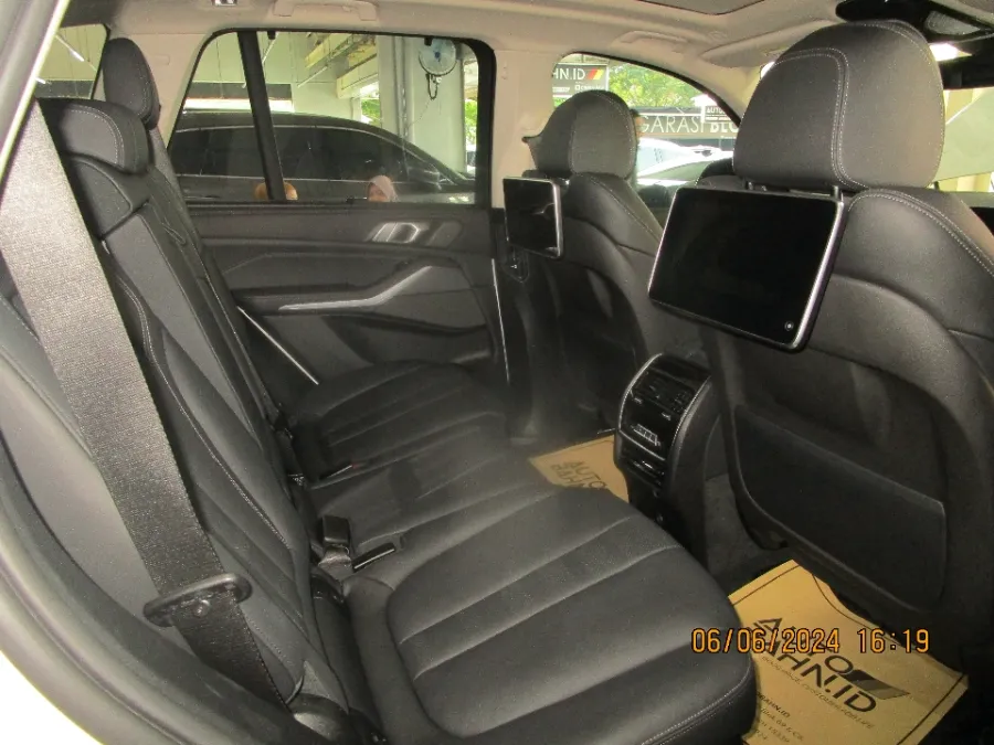 Foto Mobil Bekas Kabin Belakang BMW X5 3.0 Xdrive40i Xline tahun 2022