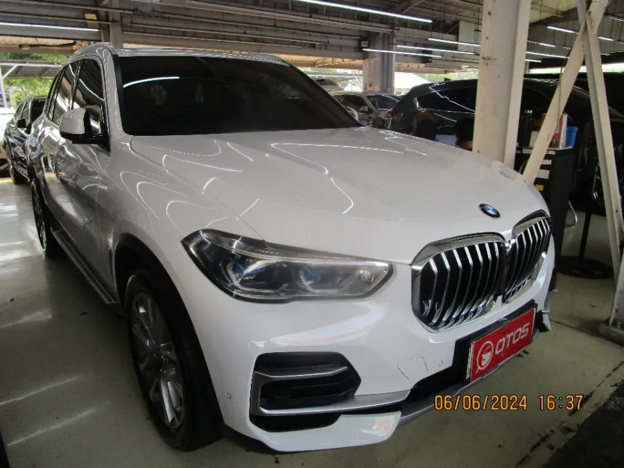 Foto Mobil Bekas Kanan Depan BMW X5 3.0 Xdrive40i Xline tahun 2022
