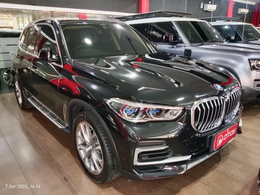Foto Mobil Bekas Kanan Depan BMW X5 3.0 Xdrive40i Xline tahun 2023