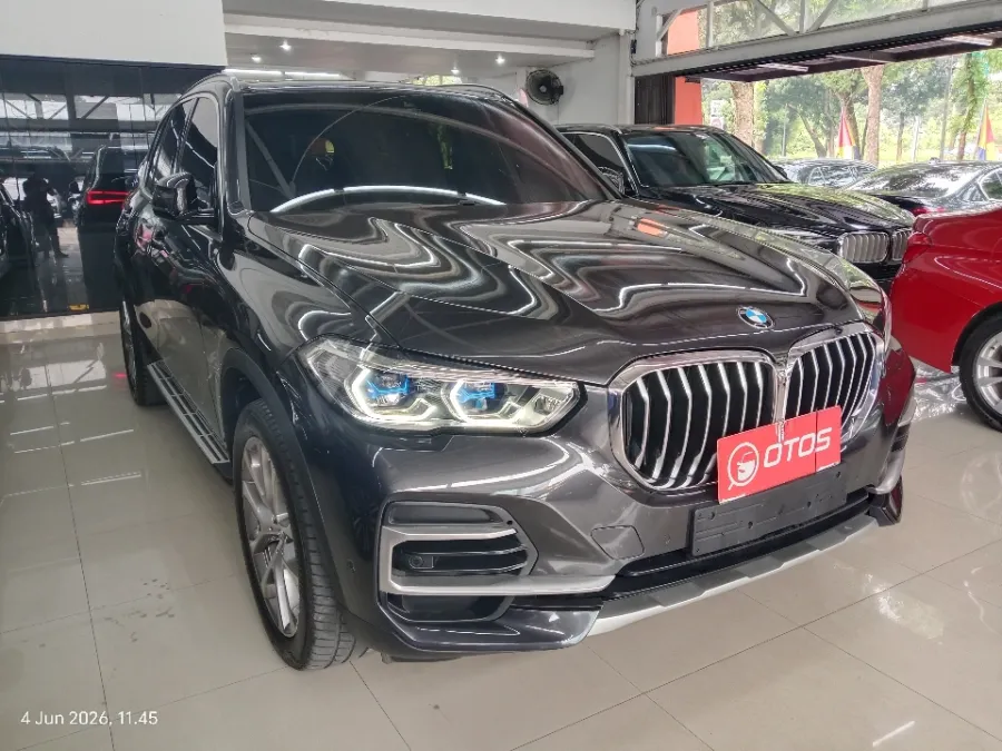 Foto Mobil Bekas Kanan Depan BMW X5 3.0 Xdrive40i Xline tahun 2023