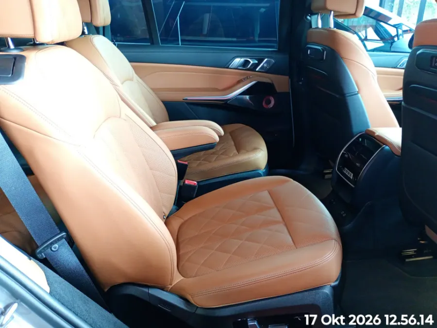 Foto Mobil Bekas Kabin Belakang BMW X7 3.0 tahun 2023
