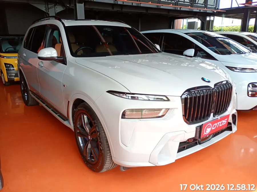 Foto Mobil Bekas Kanan Depan BMW X7 3.0 tahun 2023